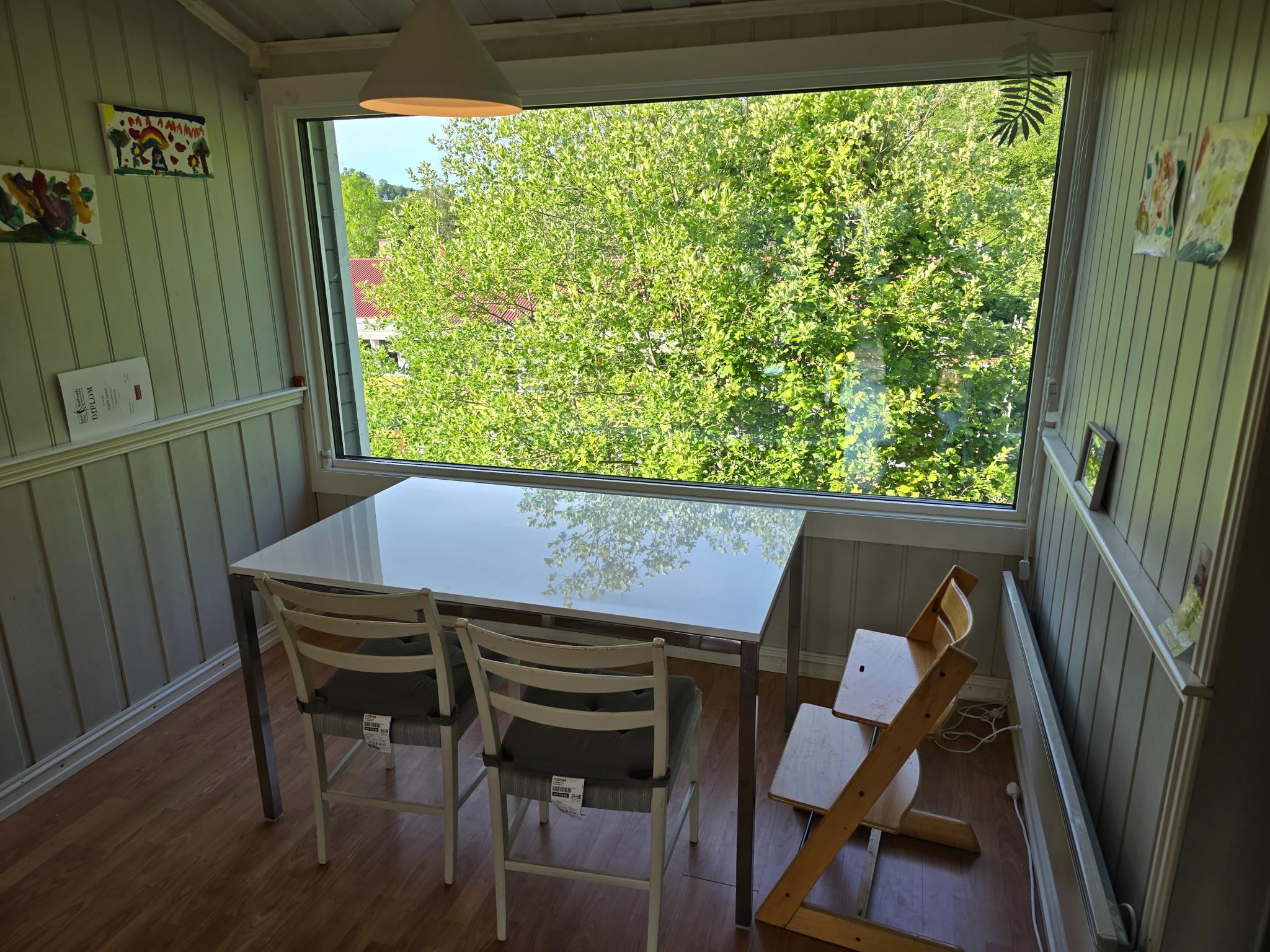 Store, flotte nye vinduer i spisestua fra 2024.